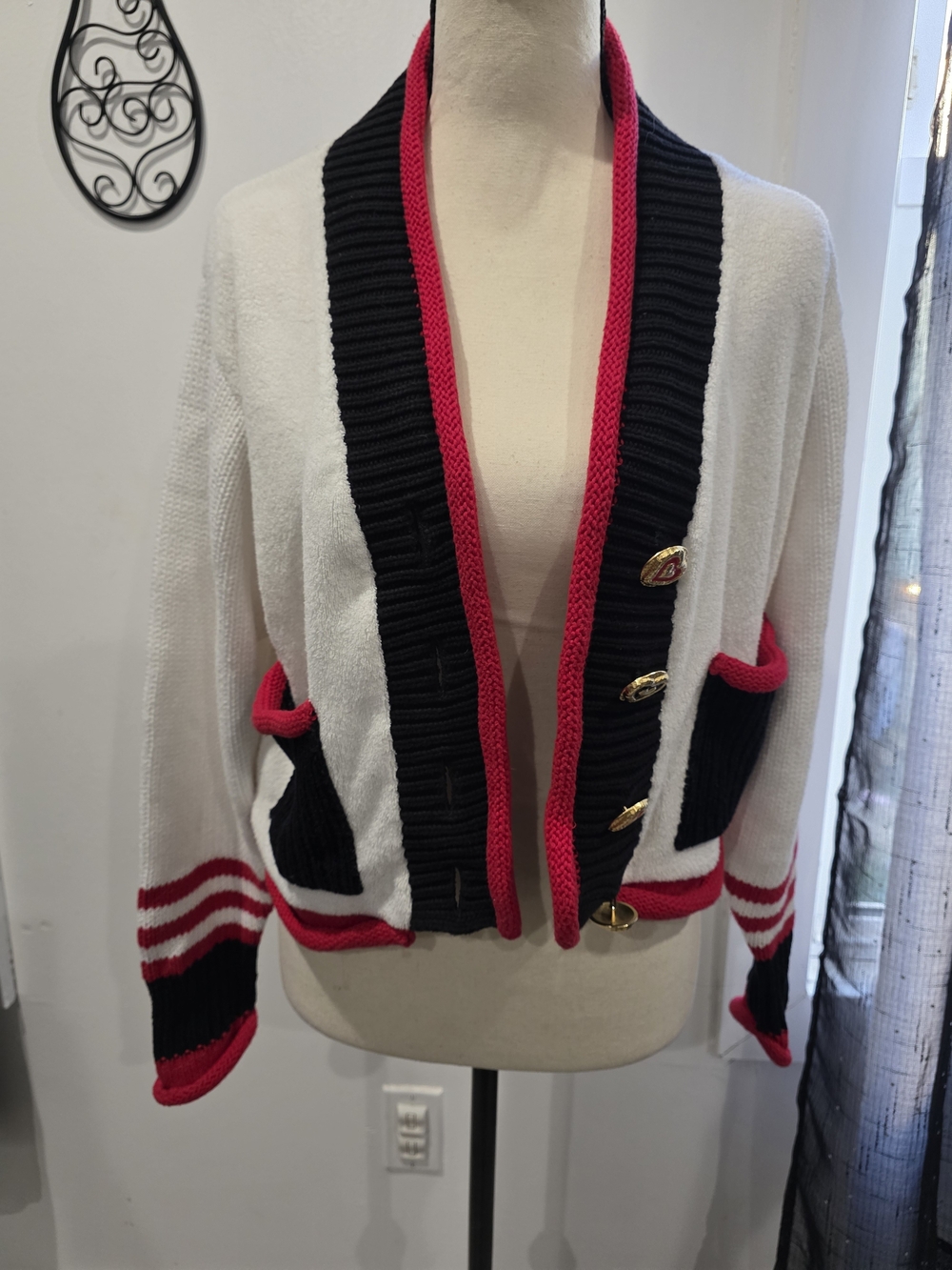 .Cropped cardigan by the vintage brand Maxxim.